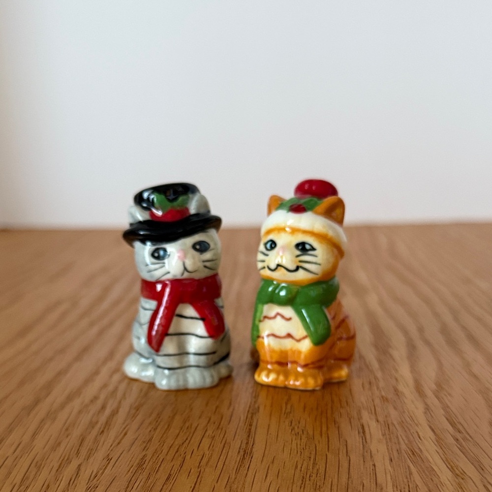 Festive Cat Figurines Salt and Pepper Set - Cracker Barrel